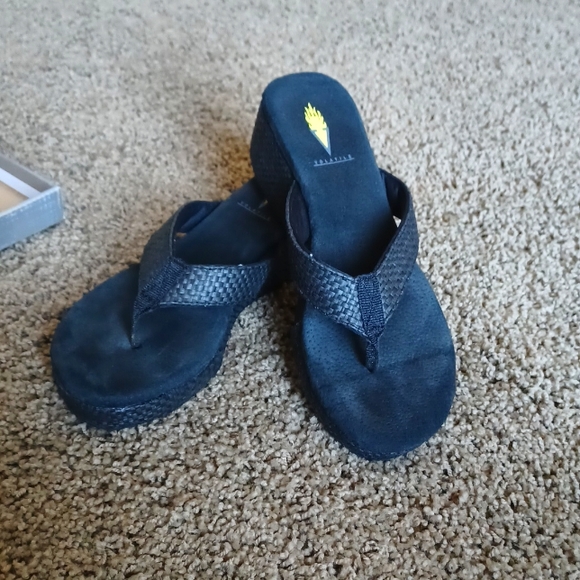 NWIB Volatile size 7 Black Raffia Sandals